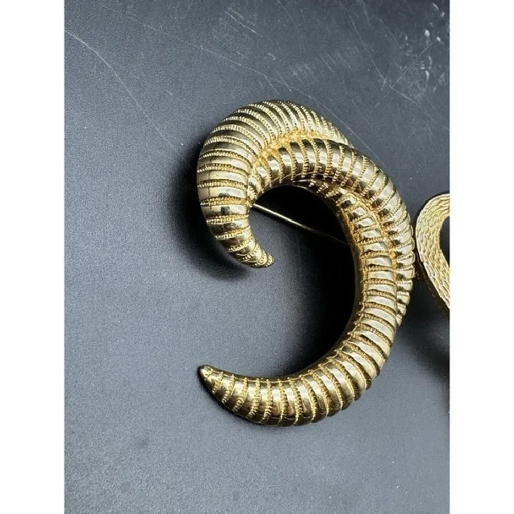 Vintage Set Gold-tone Monet Ribbed Crescent Modernist Heart Large Brooch‎ Pins